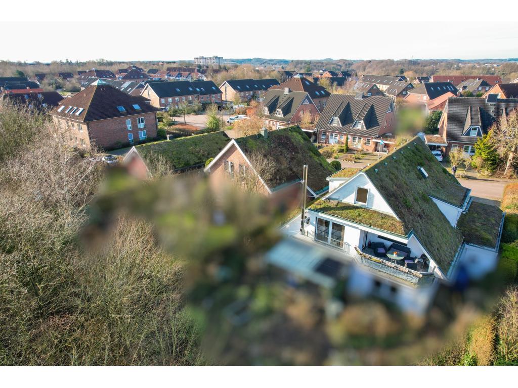 Rückansicht mit Sonne und großem Balkon