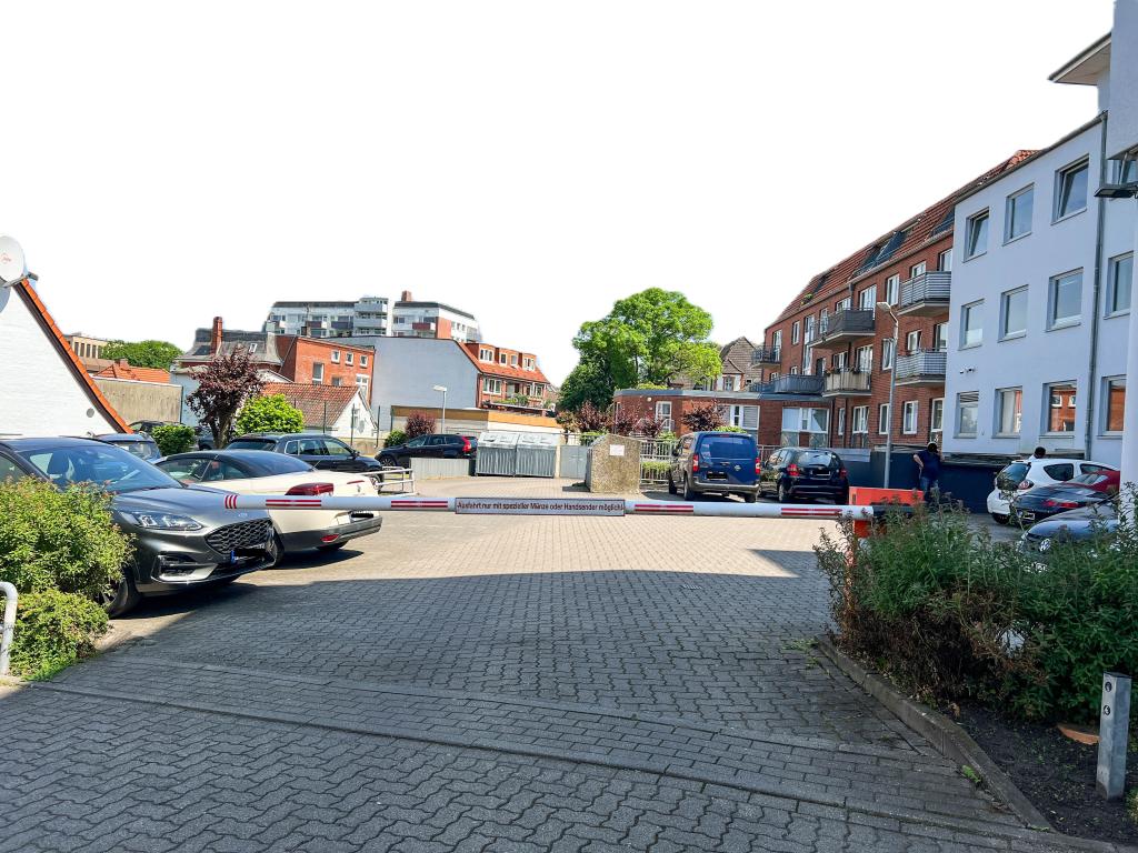 1 Zimmer Wohnung: Zufahrt zum Parkplatz