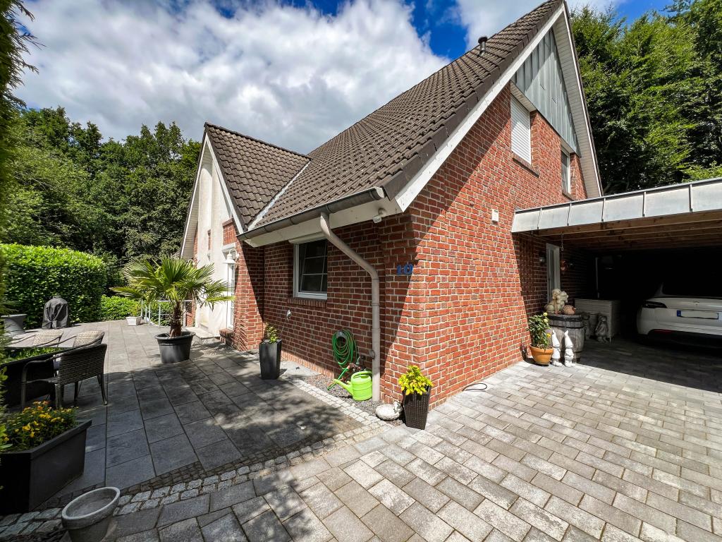 Einfamilienhaus: Doppelcarport mit Wallbox und Hauszugang