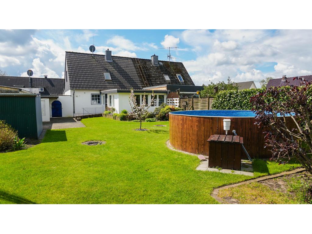 Doppelhaushälfte: Garten mit Pool