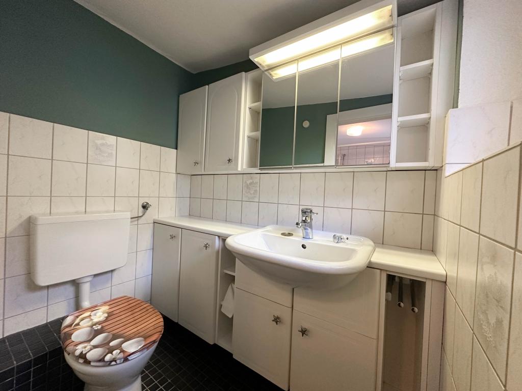 Einfamilienhaus: WC im Badezimmer im EG