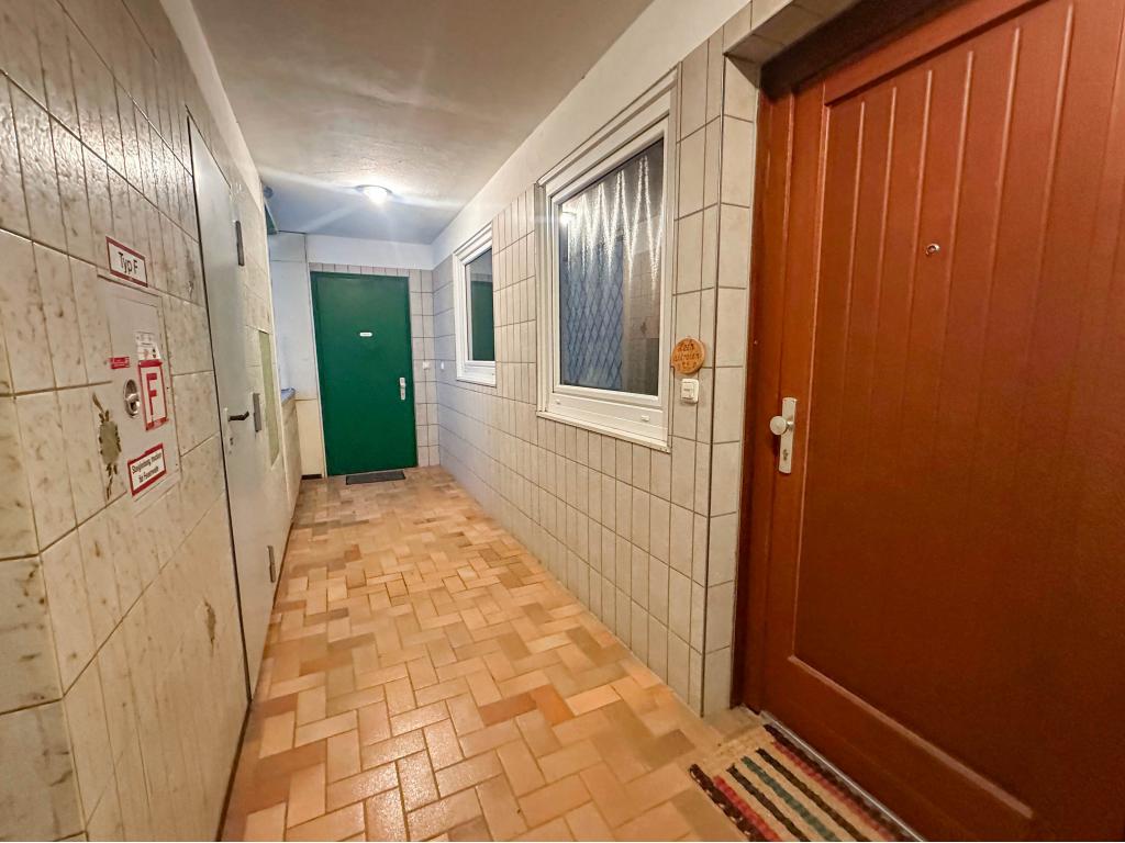 3 Zimmer Wohnung: Gang zur Wohnungseingangstür