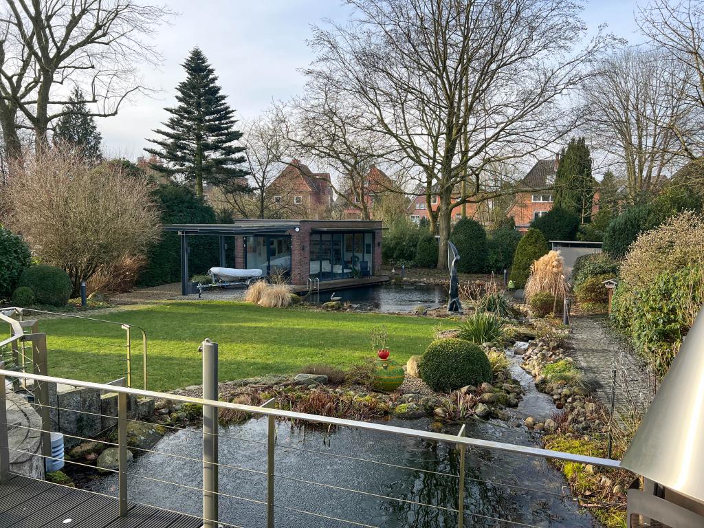 Einfamilienhaus: eingewachsener Garten mit Pavillon